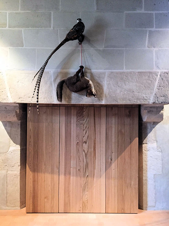 Placard en chataigner pour affaires de chasse integré dans une cheminée